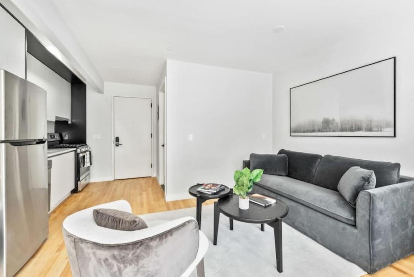Luxe Studio With Charming Juliet Balcony Lägenhet New York Exteriör bild