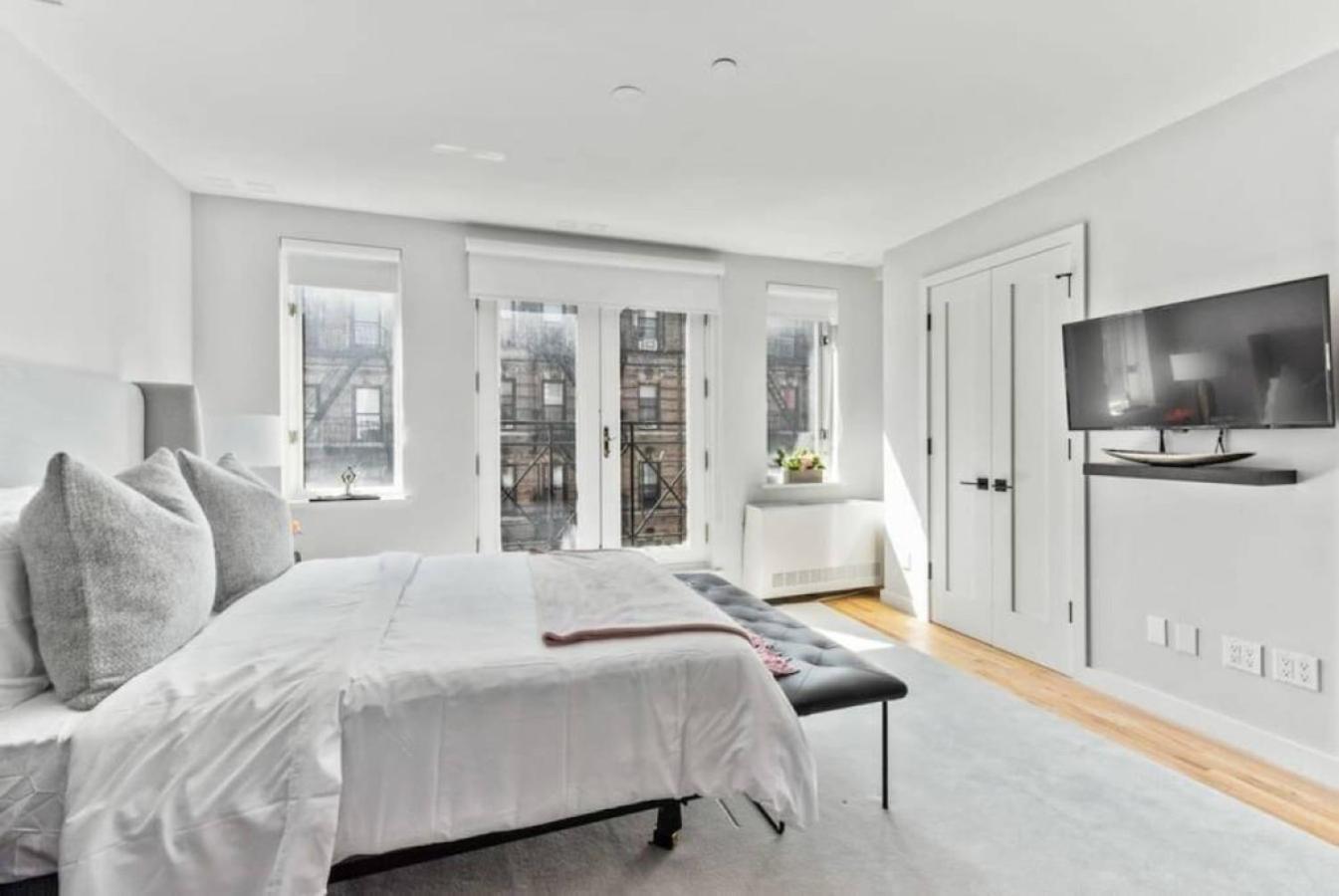 Luxe Studio With Charming Juliet Balcony Lägenhet New York Exteriör bild