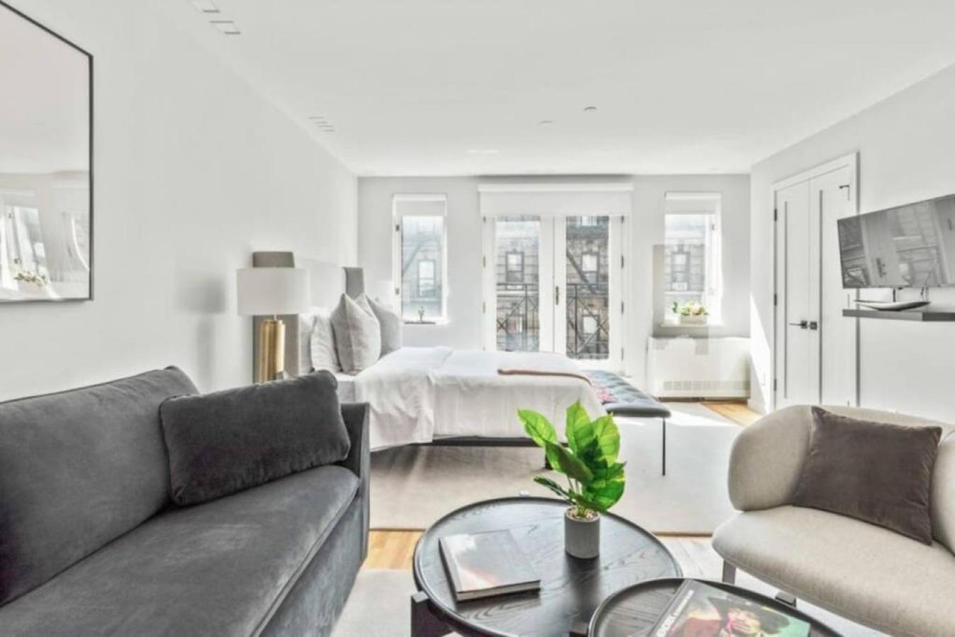 Luxe Studio With Charming Juliet Balcony Lägenhet New York Exteriör bild