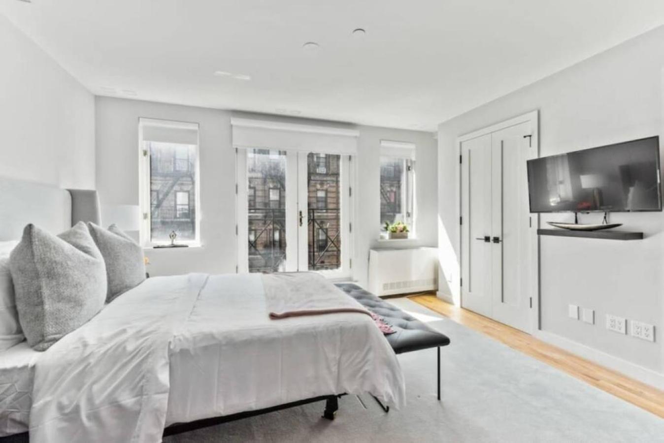 Luxe Studio With Charming Juliet Balcony Lägenhet New York Exteriör bild