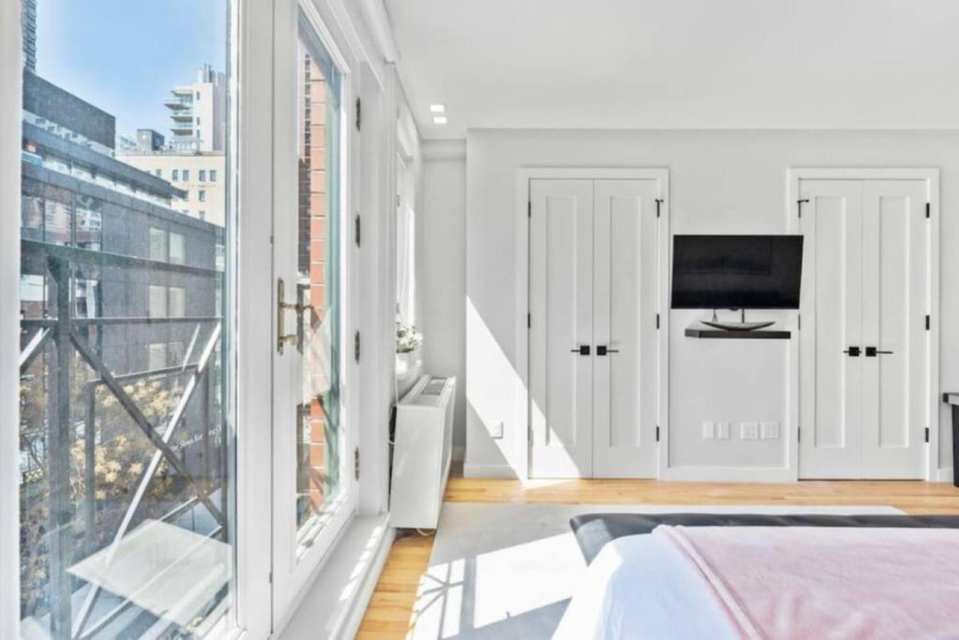 Luxe Studio With Charming Juliet Balcony Lägenhet New York Exteriör bild