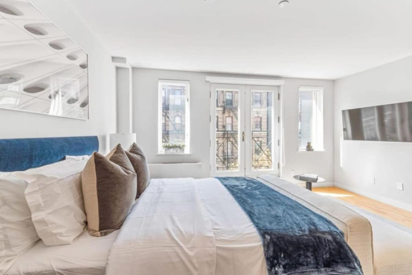 Luxe Studio With Charming Juliet Balcony Lägenhet New York Exteriör bild